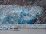 Embarcación cercana a un  impresionante glaciar