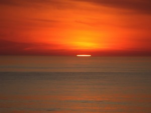 Última visión del sol en el horizonte marino