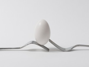 Postal: Un huevo entre dos tenedores