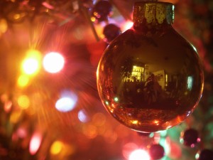 Postal: Reflejos en una bola de Navidad