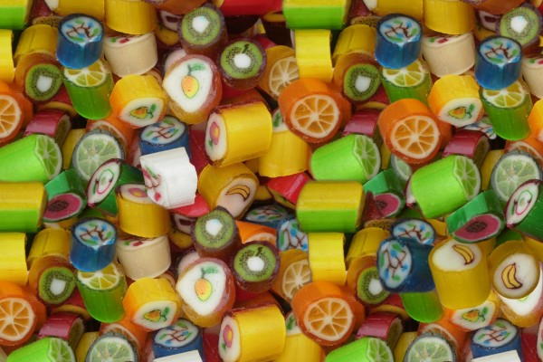 Frutas pintadas en los caramelos