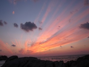 Postal: Contemplando el amanecer desde la costa
