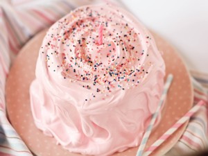 Tarta de cumpleaños cubierta de merengue rosa