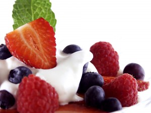 Frutas rojas con yogur