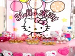 Fiesta de cumpleaños con decoración de Hello Kitty