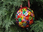 Original bola navideña hecha con botones de colores