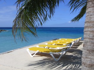 Postal: Tumbonas frente al mar en Curacao