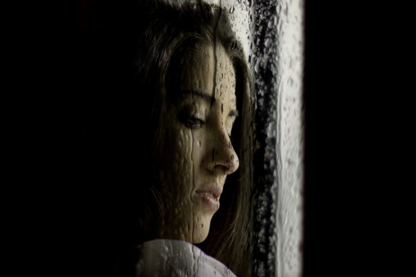Mirada triste de una mujer en un día de lluvia