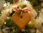 Galleta decorando el árbol de Navidad