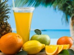 Cóctel con frutas tropicales en una playa