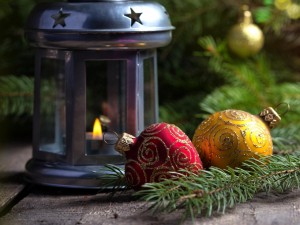 Postal: Bolas de Navidad junto a un farolillo encendido
