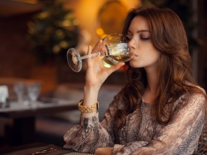 Postal: Mujer tomando una copa de vino blanco