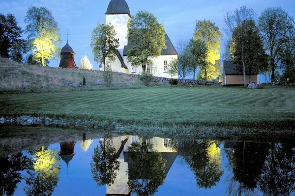 Iglesia en Suecia junto a un estanque
