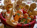 Cesta con galletas gingerbread man para colgar en el árbol de Navidad