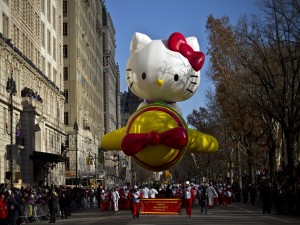 Una gran Hello Kitty paseando por las calles en un festival