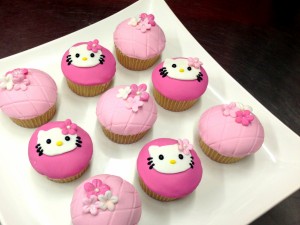 Cupcakes de Hello Kitty y flores