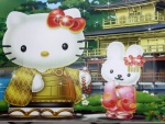 Hello Kitty y su amiga junto al Templo del Pabellón de Oro