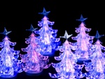 Pequeños abetos navideños de cristal iluminados