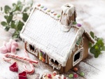 Casa de jengibre cubierta de nieve dulce