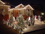 Luces, árboles y muñecos de nieve en un jardín por Navidad
