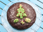 Tarta de chocolate con un árbol de Navidad