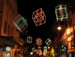 Luces en forma de regalos decorando una calle en Navidad