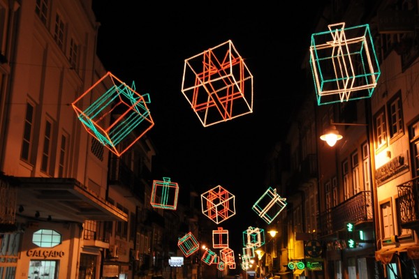Luces en forma de regalos decorando una calle en Navidad