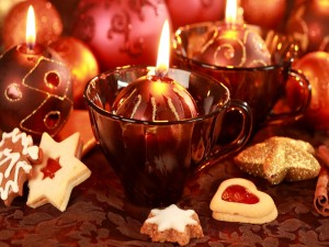 Postal: Bonitas velas y galletas decorando en Navidad