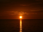 El sol reflejando una línea de luz sobre el mar