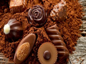 Postal: Unos deliciosos bombones sobre cacao en polvo