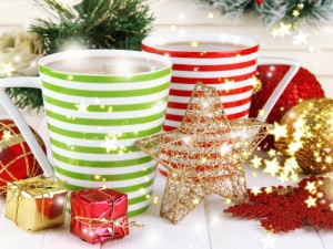 Postal: Tazas de chocolate junto a unos adornos para Navidad y Año Nuevo