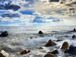 Mar, rocas y un cielo cubierto de nubes