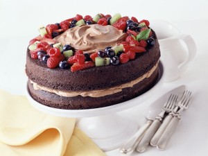 Una tarta de chocolate con mousse y frutas frescas