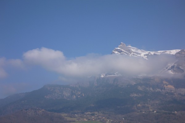 Nubes delante de la montaña