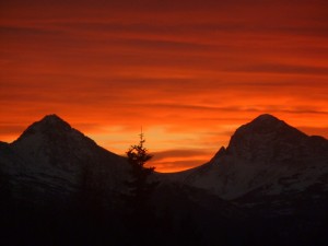Postal: Cielo naranja sobre las montañas