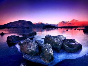 Postal: Lago congelado con reflejos azules y rojos del amanecer