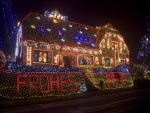 Una casa cubierta de luces de Navidad