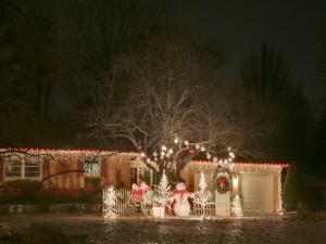 Muñeco de nieve y luces decorando una casa en Navidad