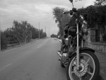 Bonita moto junto a una carretera