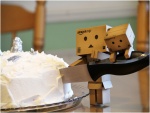 Danbo y el pequeño danbo cortando un pastel
