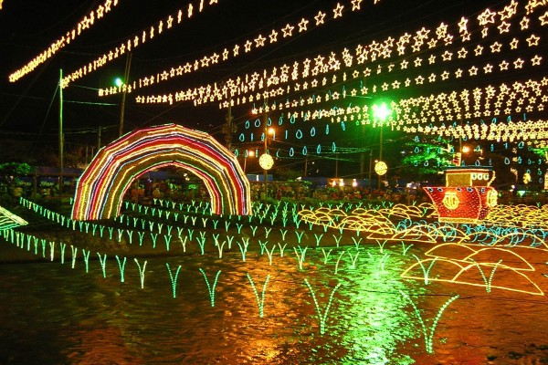 Alumbrado navideño sobre el río Medellín (Colombia)
