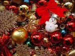 Pequeño muñeco de nieve y otros elementos decorativos para Navidad