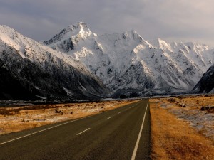 Postal: Carretera hacia las montañas nevadas