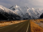 Carretera hacia las montañas nevadas