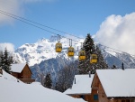 Teleférico sobre un paisaje nevado en Suiza