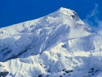Pico montañoso cubierto de nieve