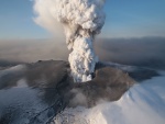Volcán helado en erupción