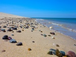 Piedras de colores en una playa