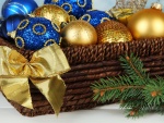 Cesta con bolas azules y doradas para adornar en Navidad