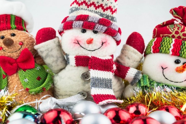 Muñecos de nieve preparados para recibir la Navidad